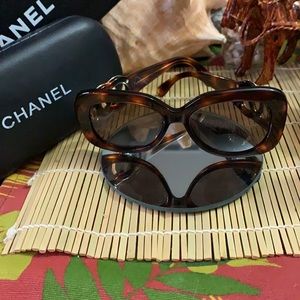 Vintage CHANEL Tortoise Sunglasses 💯